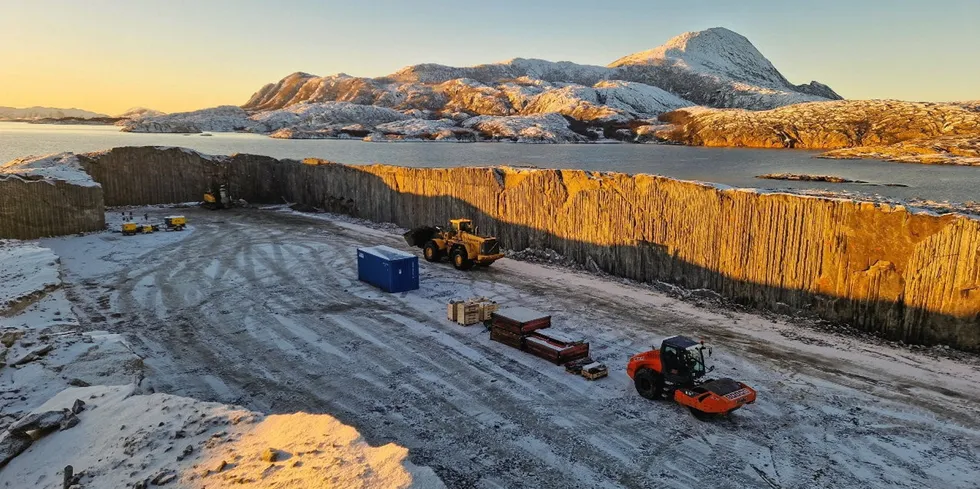 Anleggsarbeid på Lille Indre Rosøy.