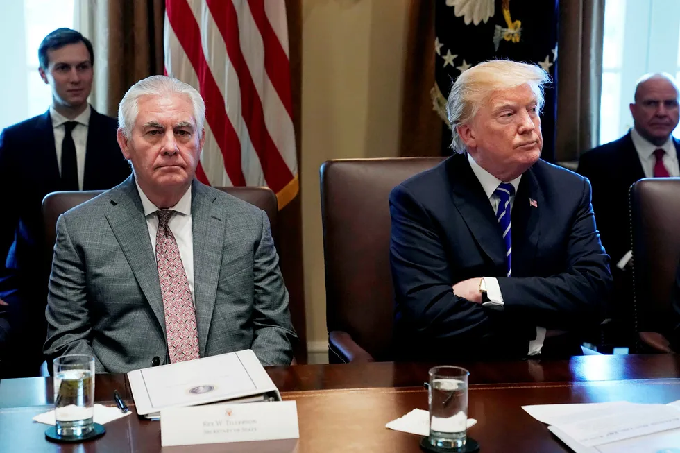 Forholdet mellom president Donald Trump og utenriksminister Rex Tillerson har lenge vært anstrengt. Spesielt etter at Tillerson skal ha beskrevet Trump som en «idiot» («moron») i en privat samtale. Foto: Kevin Lamarque/Reuters/NTB Scanpix