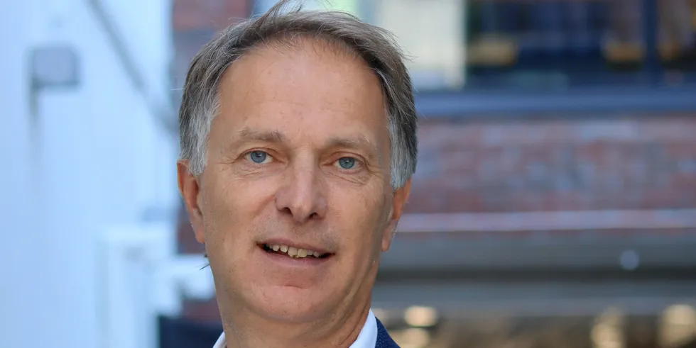 – Kraftforsyningen blir stadig mer kompleks, elektrisitetsforbruket øker og vi får samtidig en stadig større andel med uregulerbar kraftproduksjon som sol- og vindkraftverk i de nordiske landene. Dette gjør det stadig mer krevende å fastsette riktig kapasitet i strømnettet, og det er behov for en annen metode enn den vi bruker i dag, forklarer konserndirektør Gunnar Løvås i Statnett.