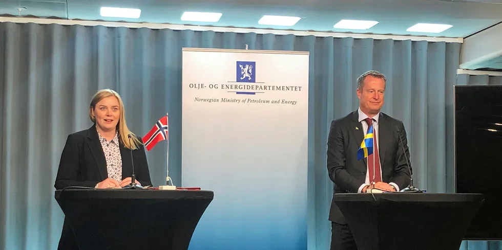 De to energiministerne i Norge og Sverige har skrevet under på en avtale som gjør at elserfitikatsystemet avsluttes i 2035.