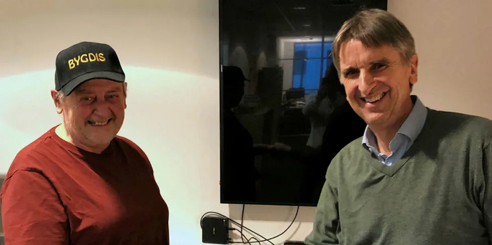 Sigmund Bjørke (til venstre) og Terje Vedeler er begge strålende fornøyd med avtalen.