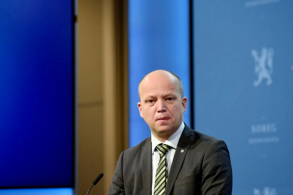 Både fra politikken og næringslivet rettes det kritikk mot Vedum etter hans uttalelser i Dagbladet søndag.