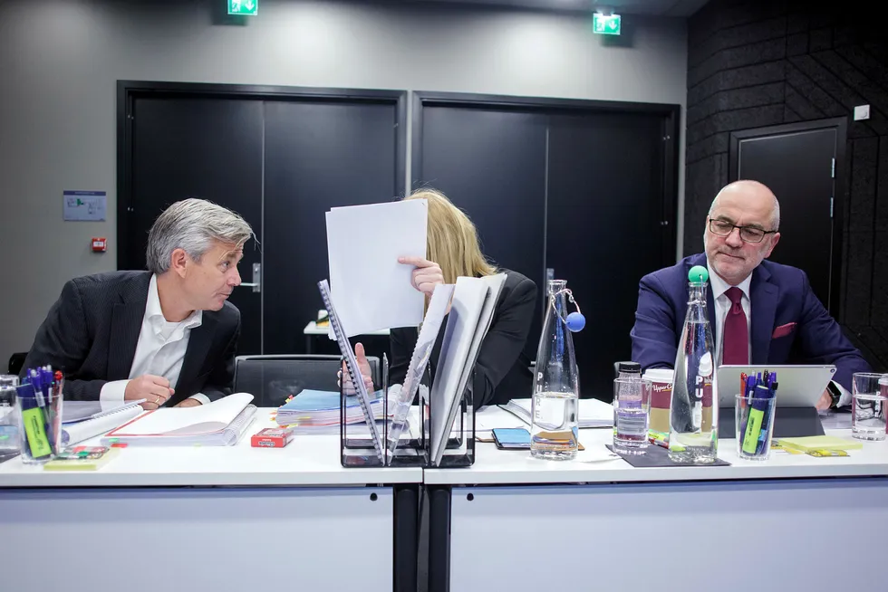 Gründer Nicolai Prydz (til venstre) i Hipdrivers konfererer med advokat Benedicte Langford i Bing Hodneland ved innledningen av voldgiftssaken tirsdag. Til høyre advokat John S. Gulbrandsen i Bing Hodneland. Foto: Javad Parsa