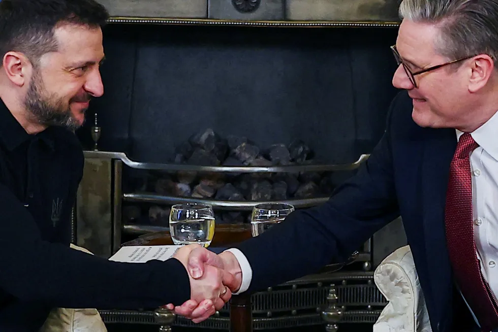 Storbritannias statsminister Keir Starmer (t.h.) tok lørdag imot Ukrainas president Volodymyr Zelenskyj (t.v.) i 10 Downing Street i London.