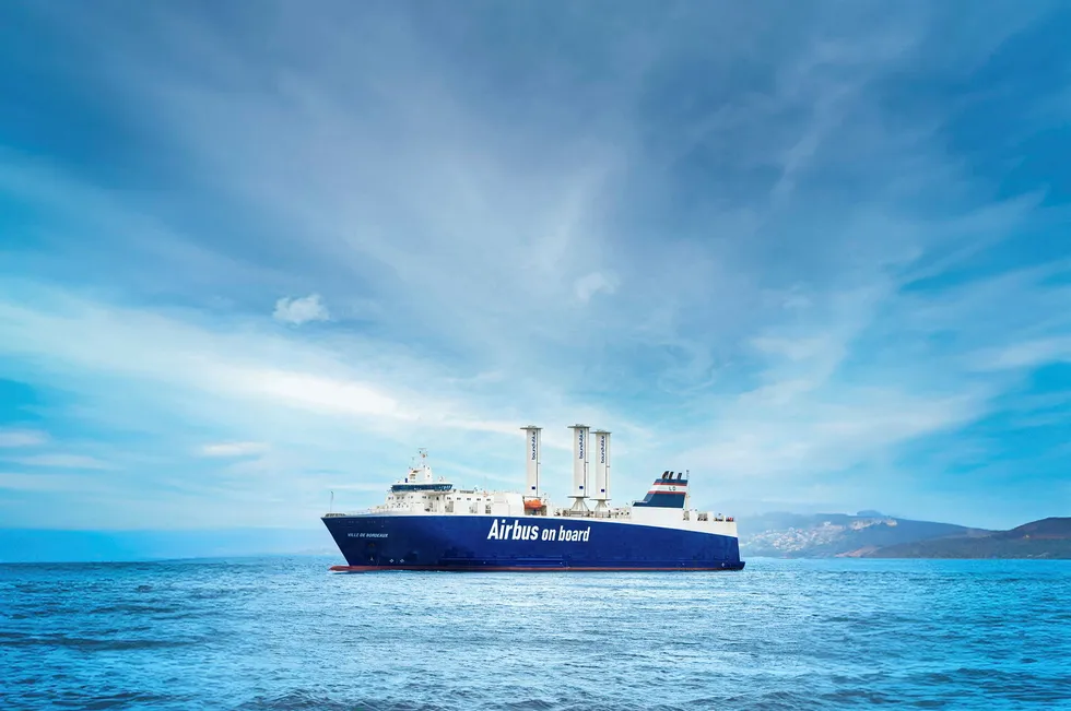 bound4blue eSAIL-systemet ser slik ut. De høye mastene har ikke tradisjonelle seil, men en luftsugingsteknologi som har samme effekt som vind. Teknologien blir mer og mer vanlig.