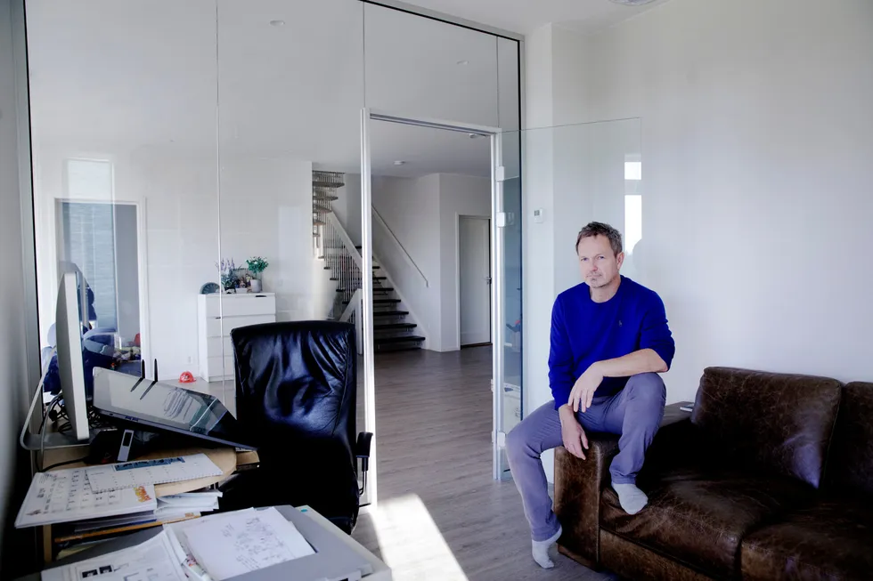 Frode Øverli, tegneserieskaper, her fotografert på hjemmekontoret på Askøy.