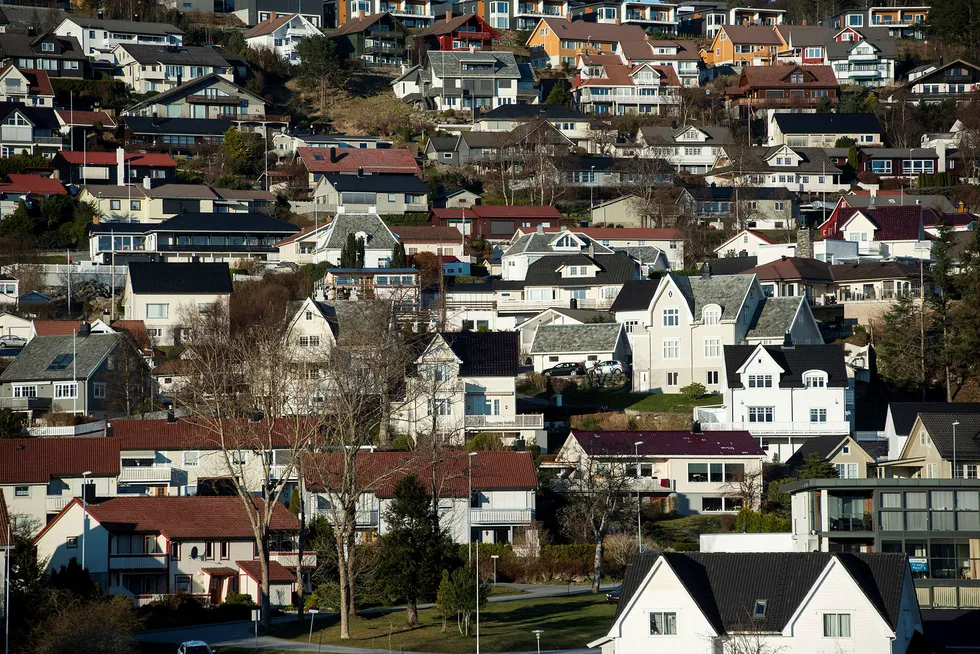 Småbedriftseierne svarer på en økning i sin formuesskatt med å spare litt mindre i boligen og i private bankinnskudd. De investerer heller i bedriften og de ansatte.