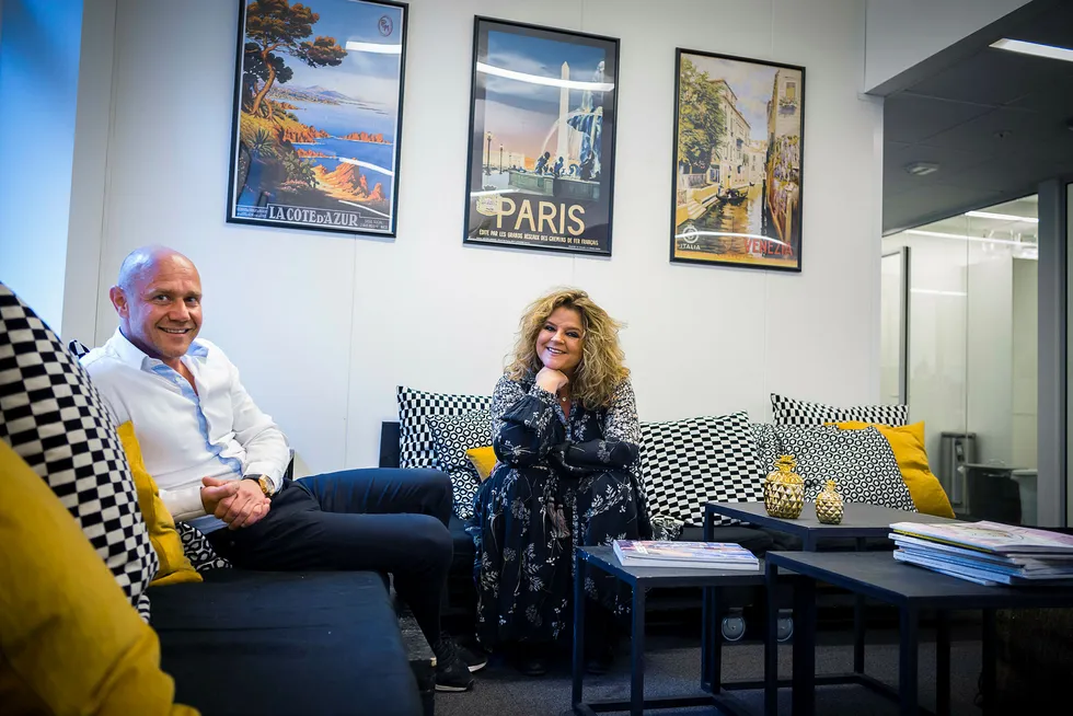 Elle-redaktør Signy Fardal, United Publishing og Kjetil Tveter i United Influencers fant nytt trykkeri i Ålgård sør for Sandnes. Foto: Gunnar Blöndal