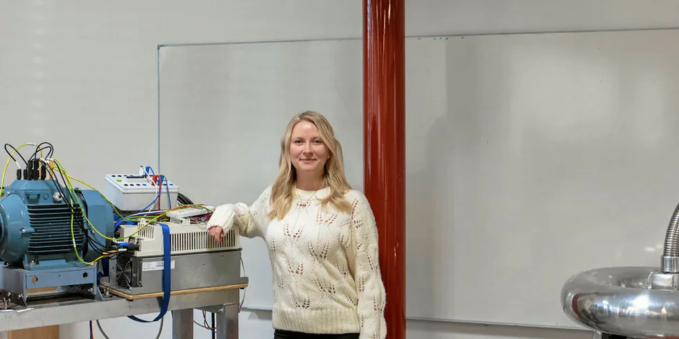 SOSIALT PÅFYLL: Masterstudent Christine Sperre Palmstrøm setter stor pris på det sosiale tilbudet ved HVL. – Selv jobber jeg som frivillig i studentbaren for høgskolestudenter som heter Kronbar. Der arrangeres det konserter og masse annet gøy, sier hun.
