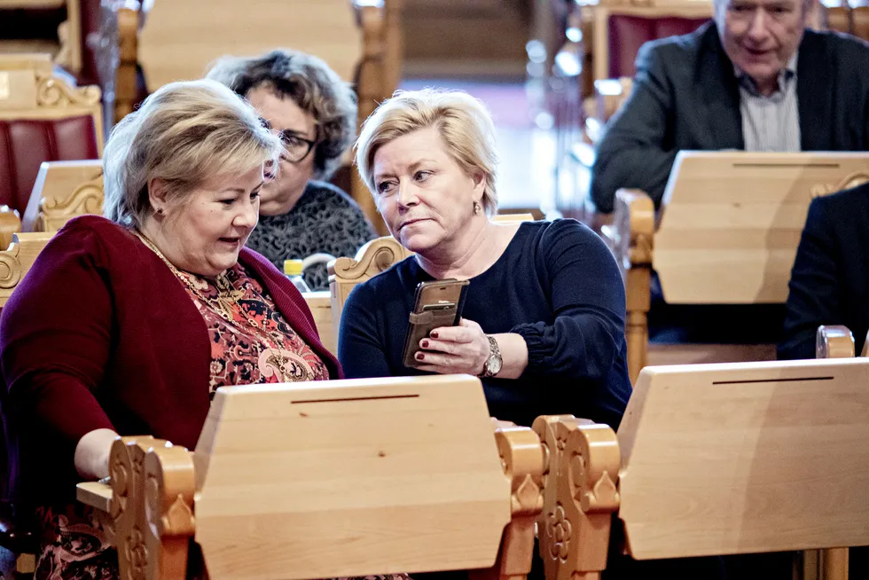 Forskerne finner en negativ omfordelingseffekt, men den er så liten at de runder den av til null. Fra venstre statsminister Erna Solberg og finansminister Siv Jensen.