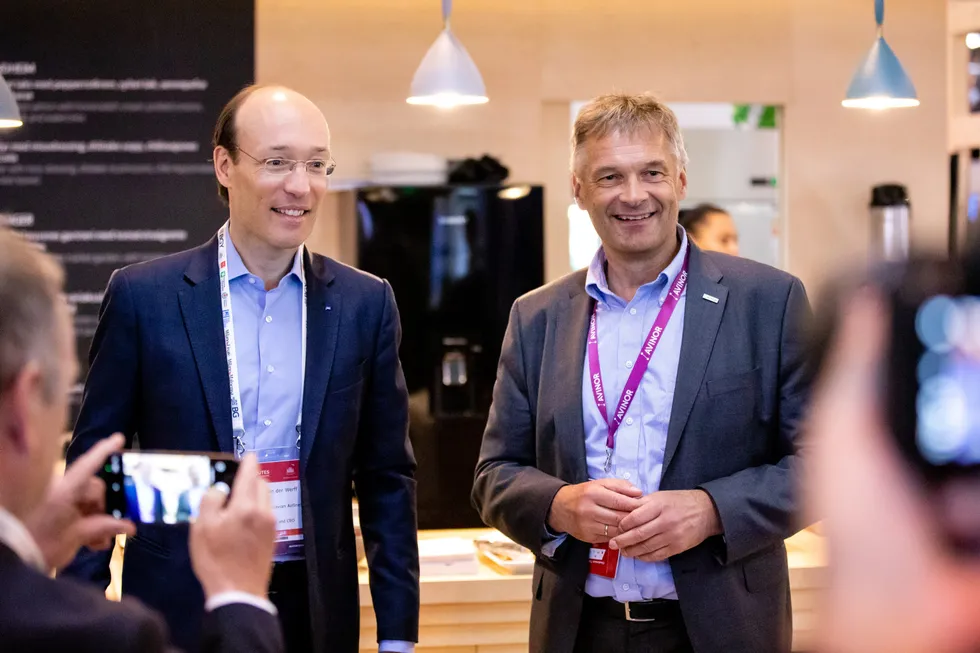 SAS-sjef Anko van der Werff (til venstre) var denne uken en svipptur innom Bergen for å delta på bransjetreffet Routes Europe 2022. Hjemme i Stockholm må han redde selskapet fra konkurs. Her i en prat med Avinor-sjef Abraham Foss.