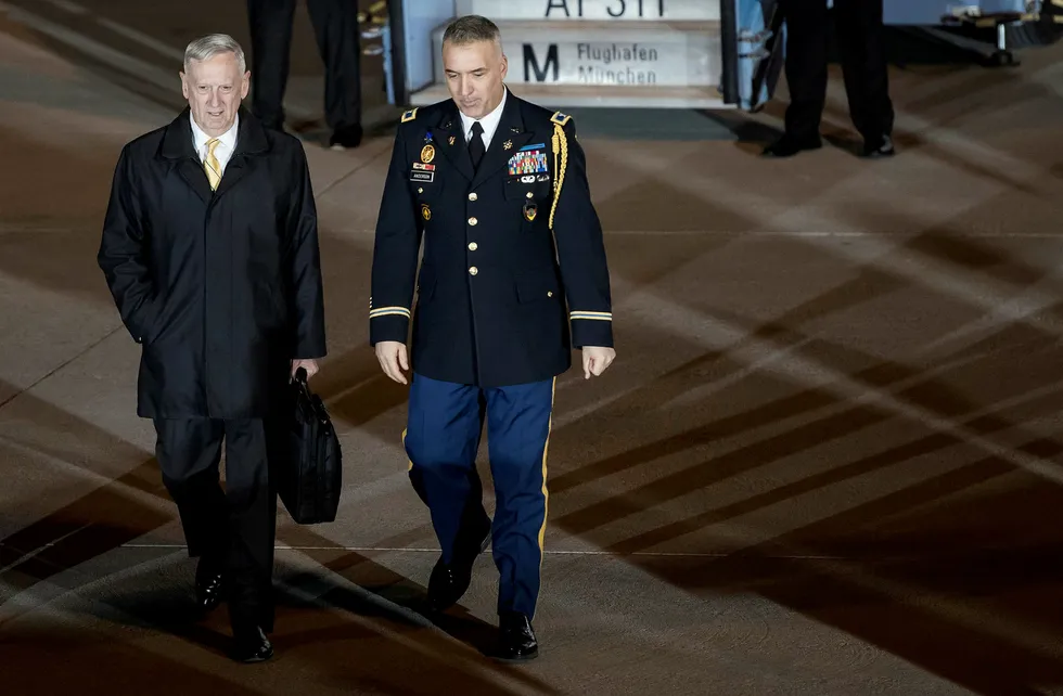 USA har sendt et A-lag til Europa og til München for å berolige urolige europeiske ledere. Forsvarsminister James Mattis (til venstre) er på plass. Til høyre militærattaché Terry Anderson. Foto: Sven Hoppe/AFP/NTB Scanpix