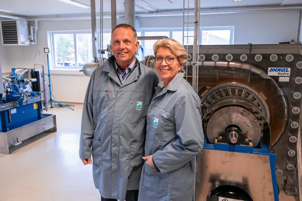 Daglig leder i KRM, Sverre Bakke og leder i Fornybar Norge, Åslaug Marie Haga, er fornøyde etter åpningen av Norges første kompetansesenter for vann- og vindkraft.