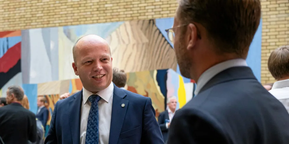 Stortingsrepresentant Nikolai Astrup (H) pirker bort i manglende dokumentasjon i Acer-argumentasjon fra Sp-leder og finansminister Trygve Slagsvold Vedum.