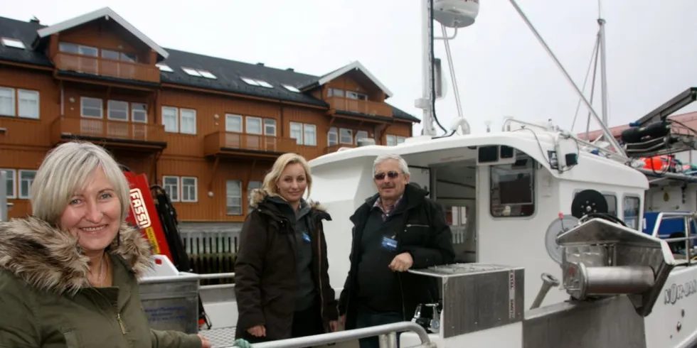 Familien Hansen i selskapet Nor-Dan fra Evje i Setesdal på plass i havna i Kabelvåg på sjarken de har bygget for Ove Alvestad fra Sortland i Vesterålen. Fra venstre mor Liv, datter May-Britt og far Åge. Foto: Terje Jensen.