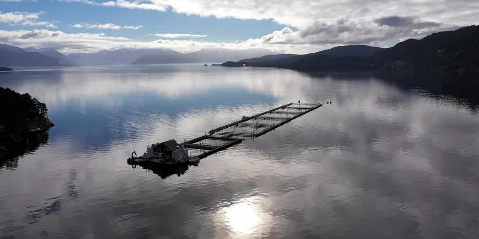 Hvordan regulere og kontrollere best mulig? Bilder viser Eide Fjordbruk, lokalitet Hondskår i Hardangerfjorden, Kvinnherad kommune i Vestland (tidligere Hordaland).