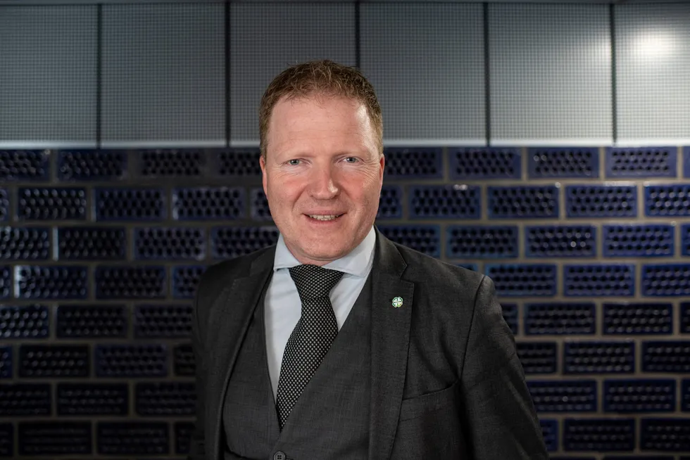 Kommunalminister Sigbjørn Gjelsvik (Sp) har fått et kraftopprør i fanget etter at regjeringen kuttet i overføringer til flere kraftkommuner.
