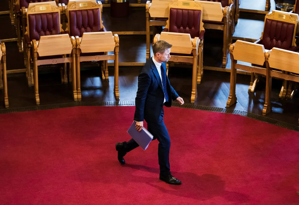 Helseminister Bent Høie mobiliserer forsvarshelikoptre og bilambulanser for å løse problemene i nord. Han advarer sterkt mot å droppe Babcock og ta Lufttransport med videre fra 2019. Foto: Per Thrana
