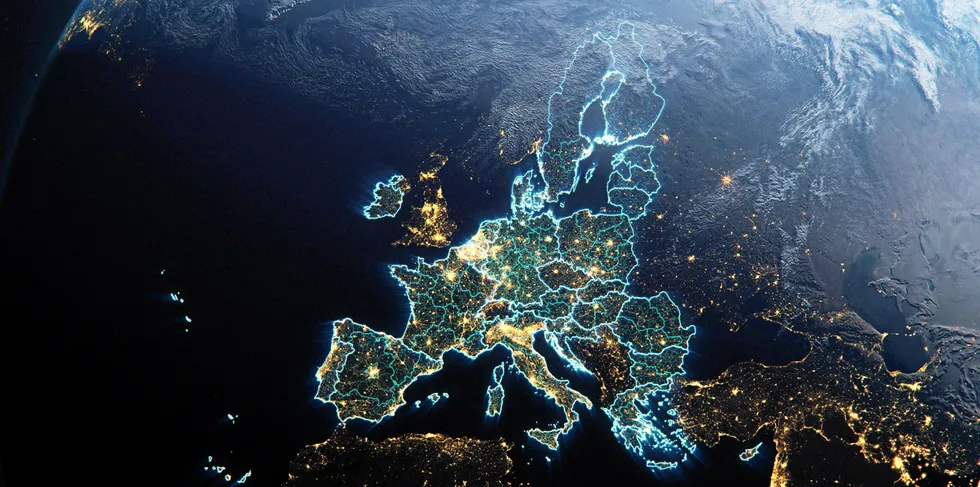 EU-kommisjonen vil hente inn penger fra kraftprodusenter og dele dem ut til energi-kunder. Hva som skjer med utenforlandet Norge, er ikke avklart.