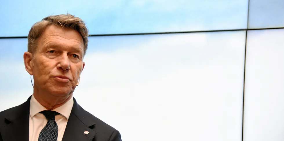 Olje- og energiminister Terje Aasland er usikker på godkjenningsprosessen for å overføre den europeiske krafthandelsvirksomheten på Nasdaq til den europeiske energibørsen EEX.