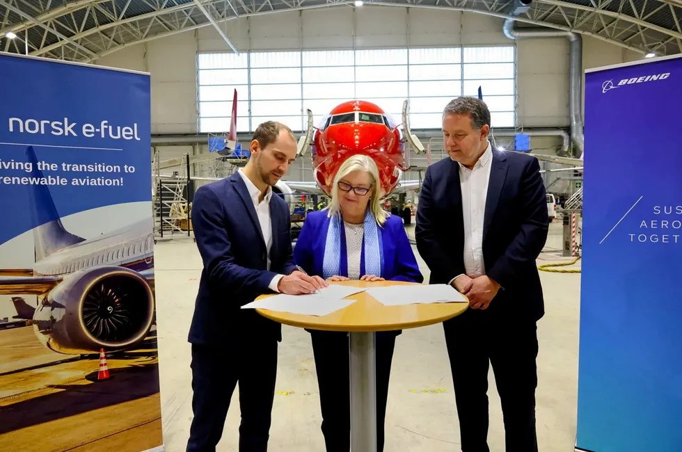 (l-r) Norsk e-Fuel CEO Karl Hauptmeier, Maria Laine, president of Boeing in the UK, Ireland and Nordics, and Norsk CCO Lars Bjørn Larsen at the agreement signing ceremony.