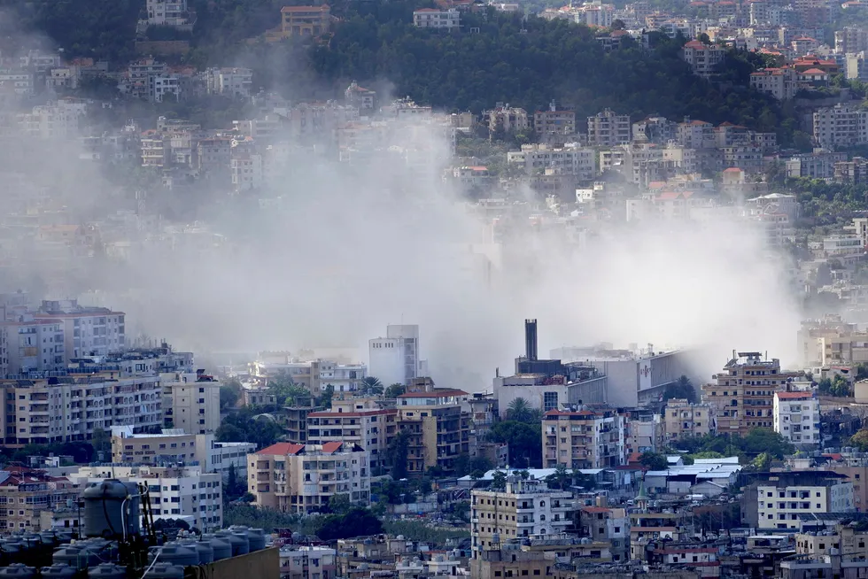 Bildet viser røyk fra et israelsk luftangrep mot forstaden Choueifat sør for Beirut onsdag.