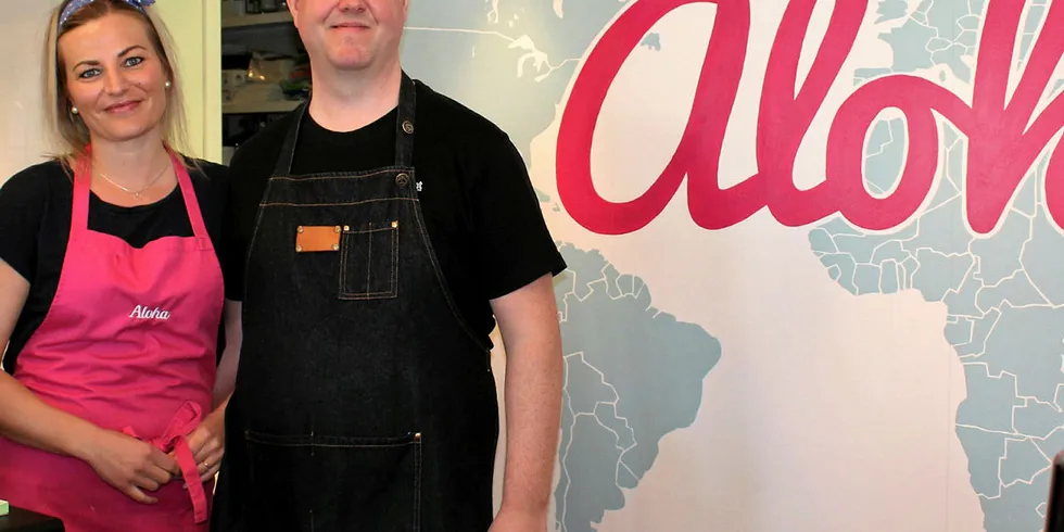 FRA TROMSØ TIL TRÆNA: – Aloha! Morten Rudi Johansen og Kine Olaisen forlot bylivet i Nordens Paris, og driver nå kafé på Nordlands Hawaii.