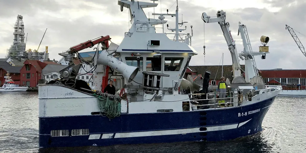 LANGT UTE: «Scombrus» på 14,99 meter fra Haugesund er en av kystnotbåtene som har seilt til Shetland for å fiske makrell.