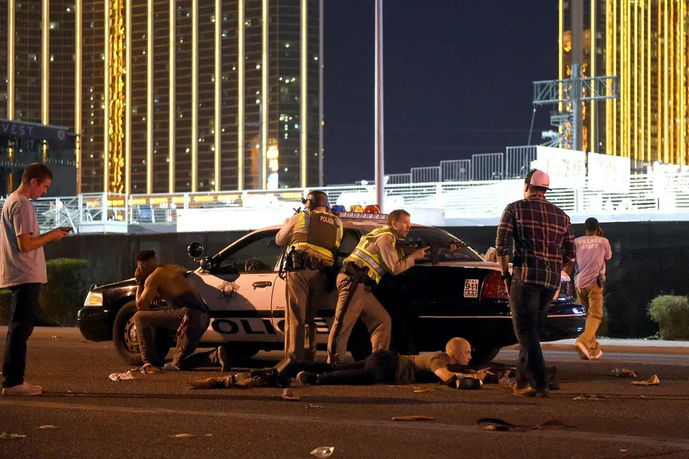 Las Vegas-politiet står vakt i forbindelse med skuddhendelsen i Las Vegas søndag kveld lokas til. Skytingen foregår ved Route 91 Harvest country music festival rett ved Mandalay Bay Resort and Casino. David Becker/Getty Images/AFP== FOR NEWSPAPERS, INTERNET, TELCOS Foto: David Becker/Getty Images/AFP/NTB Scanpix