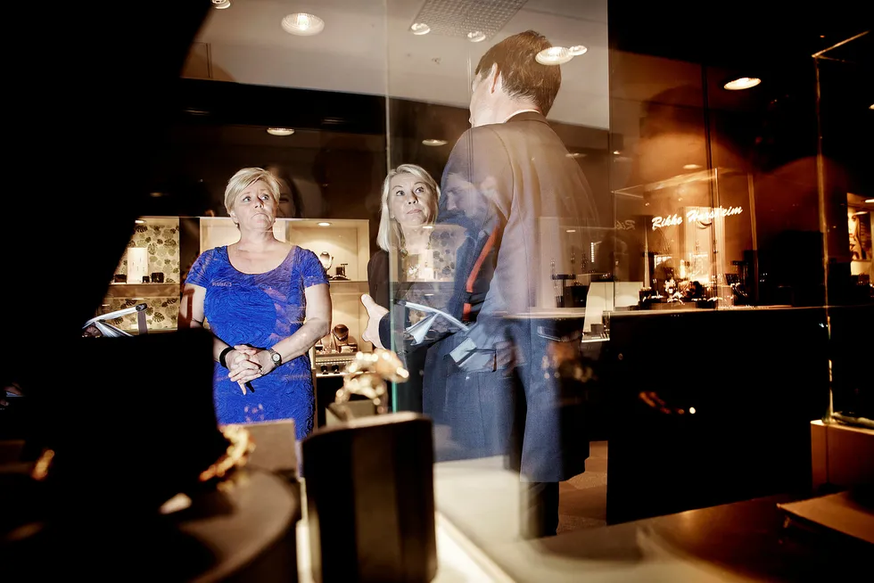 Det var gylne omgivelser da finansminister Siv Jensen og næringsminister Monica Mæland møtte gullsmed Thomas Heyerdahl i Paleet tirsdag. Onsdag behandles endringer i regnskapsloven i statsråd. Foto: Linda Naesfeldt
