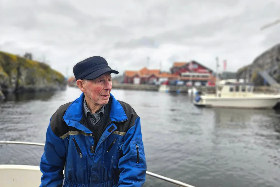 Per Kristensen (96) har fisket i hele livet. Nå gleder han seg til våren, og at makrellen snart er tilbake i fjorden.