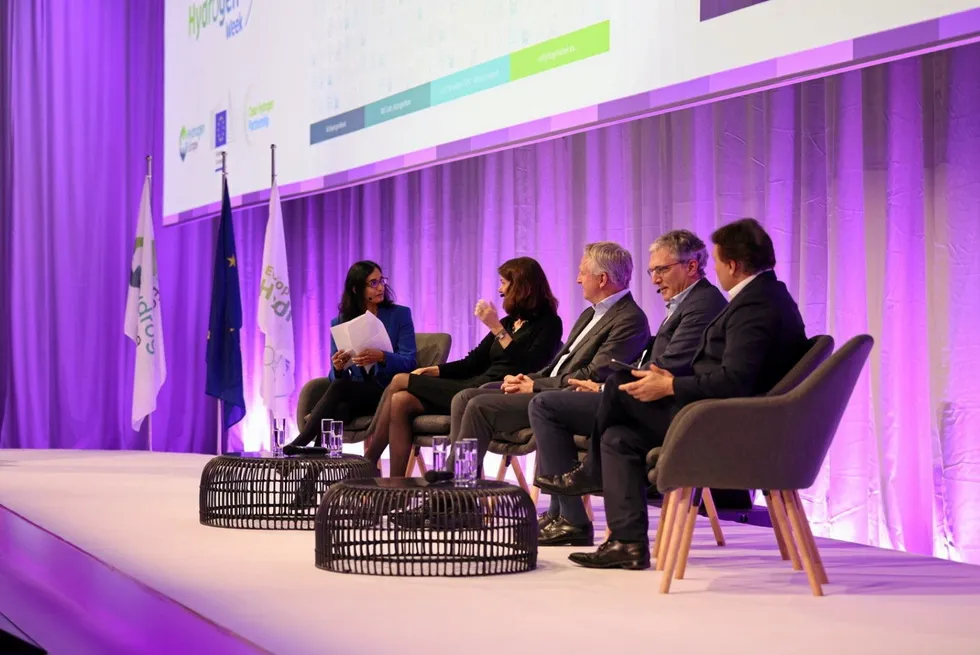 (from l-r) Sopna Sury (Hydrogen Europe), Mechthild Worsdorfer (European Commission), Maarten Wetselaar (Moeve), Holger Kreetz (Uniper), Stefano Innocenzi (Linde).