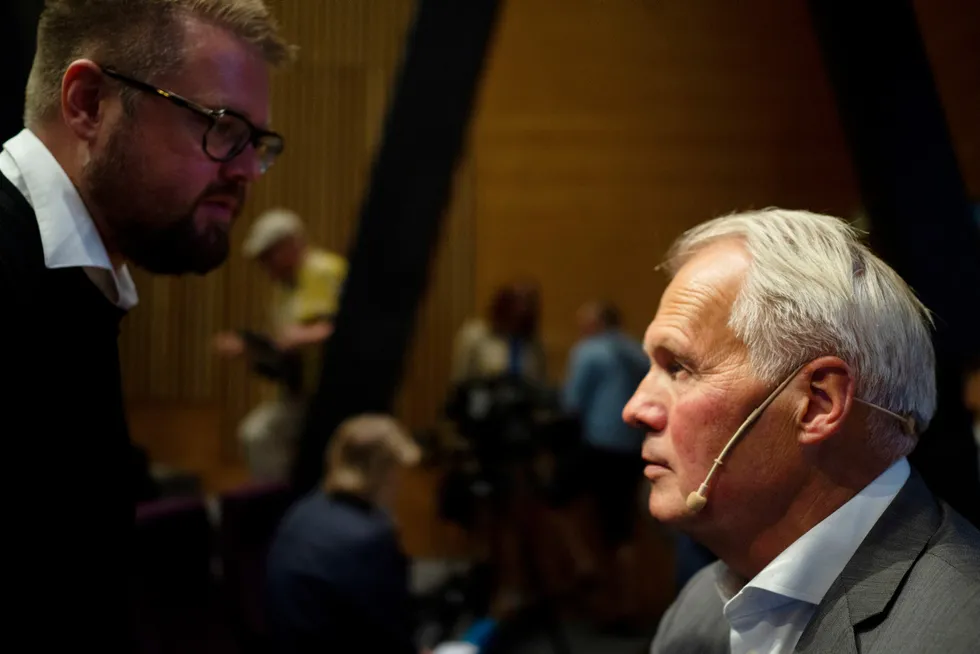 Salmar-eier og toppsjef Gustav Witzøe (t.h.) er en av Norges rikeste menn. Til venstre i bildet er Salmar-direktør Runar Sivertsen.