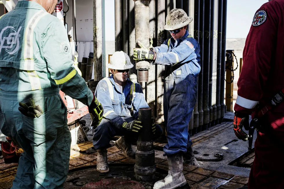Arbeidere borer etter skiferolje i nærheten av den lille byen Mentone i Texas.