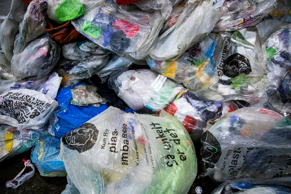 Selv om dagens system ikke er godt nok, er det beste vi har, og mye bedre enn om all plast ble brent, skriver artikkelforfatteren.