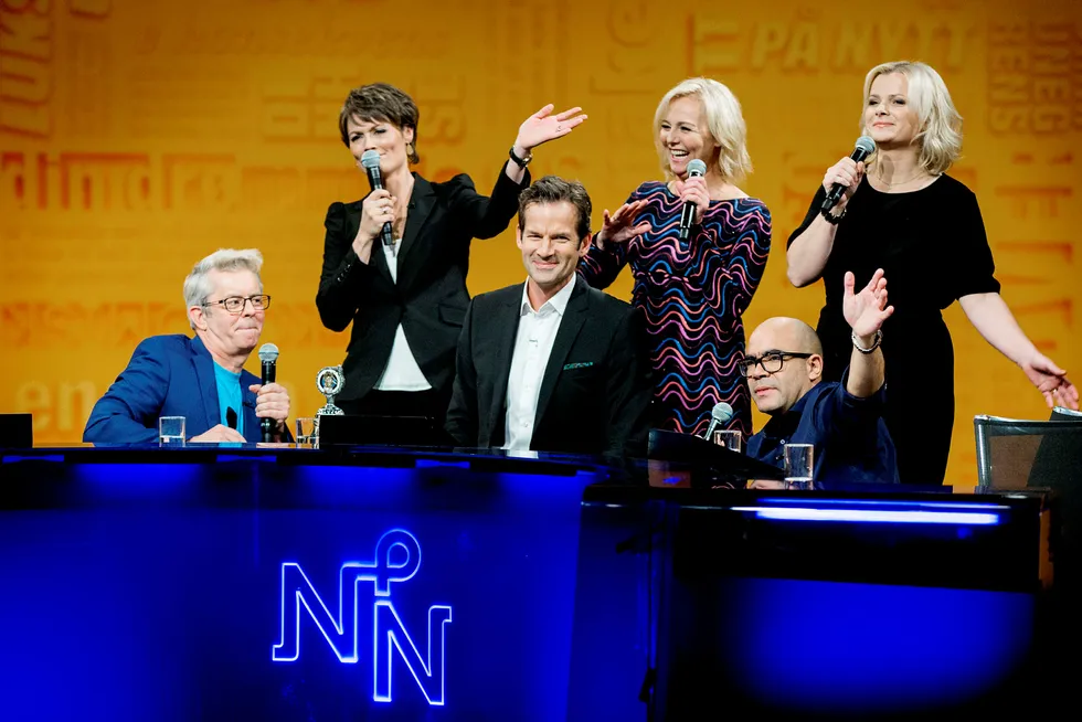 Programleder Jon Almaas ble hyllet av Knut Nærum (fra venstre), Pernille Sørensen, Linn Skåber, Johan Golden og Ingrid Gjessing Linhave under sin siste innspilling av «Nytt på nytt». Foto: Vegard Wivestad Grøtt/NTB Scanpix