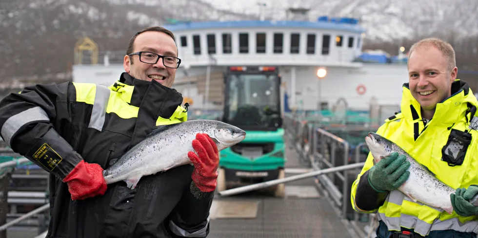 Nofima-forskerne Audun Iversen (t.v.) og Øystein Hermansen på Sjøanlegget til Havbruksstasjonen i Tromsø som ligger i Skulgambukt.