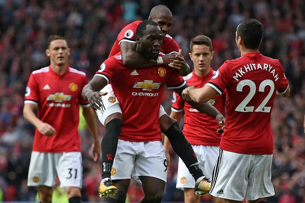 Romelu Lukaku feirer med lagkameratene etter Manchester Uniteds andre mål mot Everton 17. september. Nå vil Amazon, Facebook og Netflix kjempe om rettighetene til ligaen, ifølge klubbens administrerende direktør Ed Woodward. Foto: OLI SCARFF/AFP/NTB Scanpix