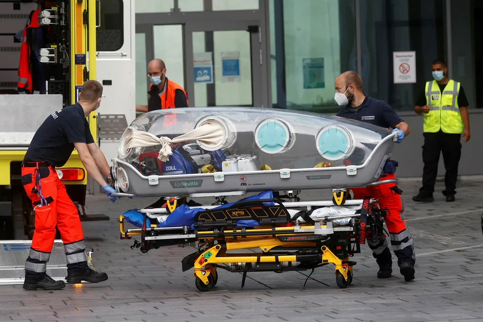 Etter forgiftningen ble en kritisk syk Aleksej Navalnyj fraktet til Berlin. Der har legene konstatert at han ble forgiftet med nervegiften Novitsjok.