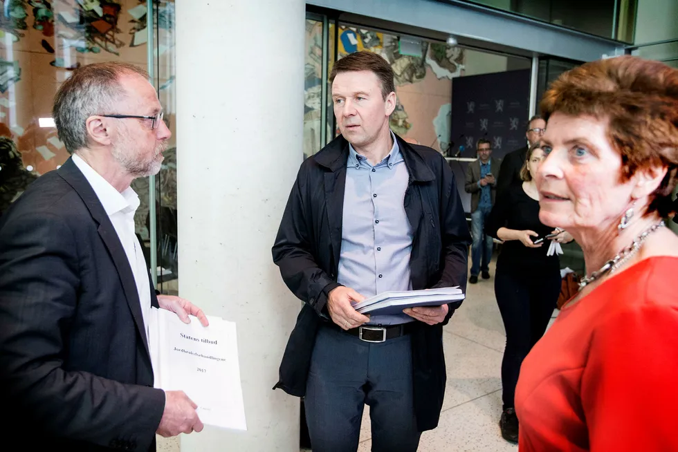 Jordbruksforhandlingene i år er komplisert, også fordi beregningsgrunnlaget ikke tar opp i seg verdien av skattelettelsene også bøndene har fått. Statens forhandlingsleder, departementsråd Leif Forsell (til vestre), Lars Petter Bartnes, leder i Norges Bondelag og Merete Furuberg, leder i Norsk Bonde- og Småbrukarlag. Foto: Audun Braastad/NTB Scanpix