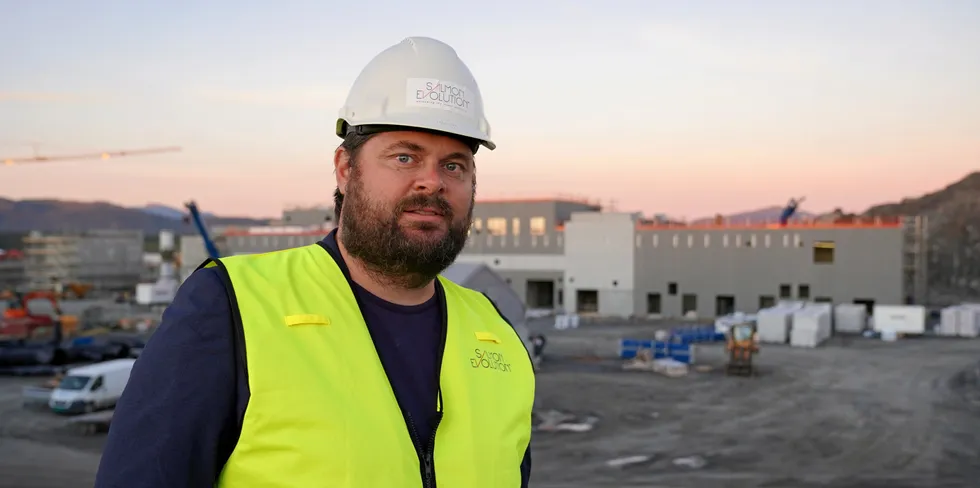 Etter Flesland-karantenen er Håkon André Berg nå tilbake ved Indre Harøy, der Salmon Evolution nå er i sluttspurten av å bygge anlegget sitt.