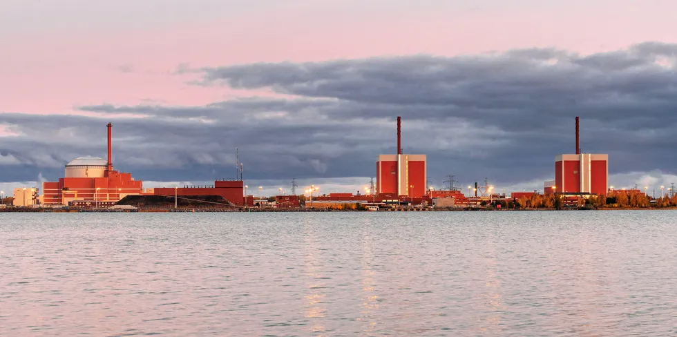 Den finske kjernekraftreaktoren, Olkiluoloto 3 (bygningen til høyre), går for fullt i morgen. det resulterer i nullpriser flere steder i Norden.