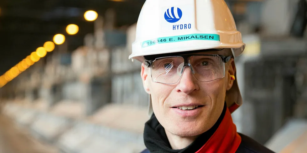 Konsernsjef Eivind Mikalsen i Helgeland Kraft, er nøktern optimist, selv om utsiktene for 2020 ikke ser så gode ut. Selv om selskapet nok tapte noe på å ligge med åpen portefølje i første halvår, vil han ikke endre betydelig på sikringsstrategien.
