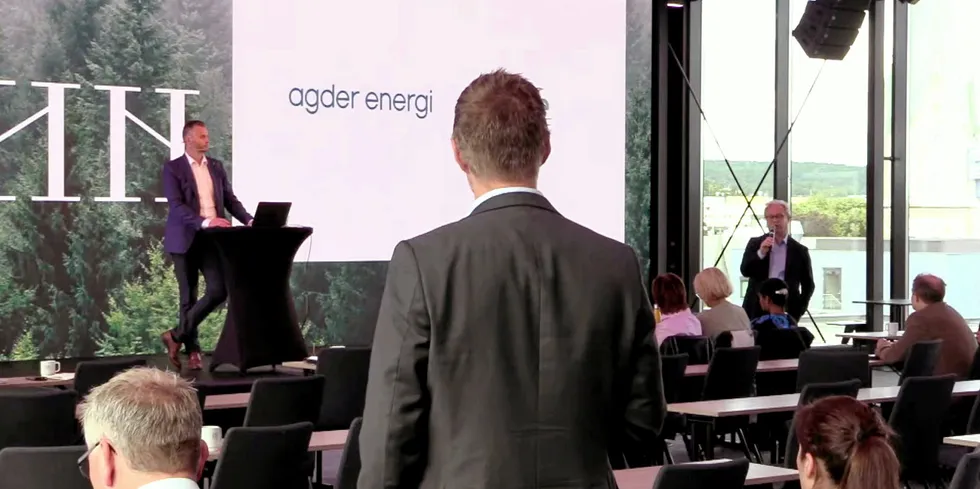 Lindesnes-ordfører Even Tronstad Sagebakken (med ryggen til), argumenterte sterkt for utsettelse. På podet Kvinesdal-ordfører Per Sverre Kvinlaug (t.v.) og styreleder Lars Erik Torjussen.