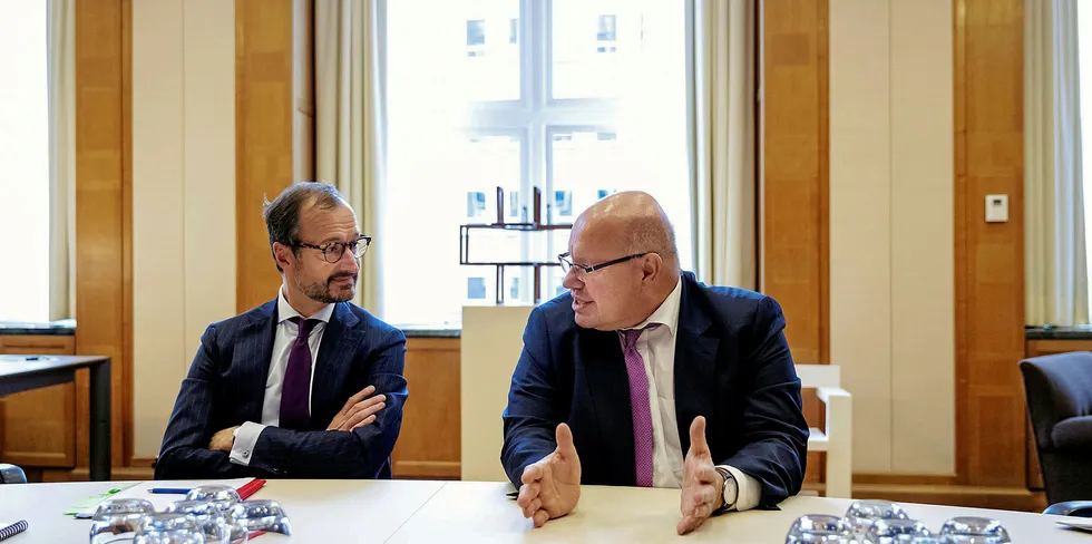 Dutch economics minister Eric Wiebes (l) and German economics minister Peter Altmaier (r)