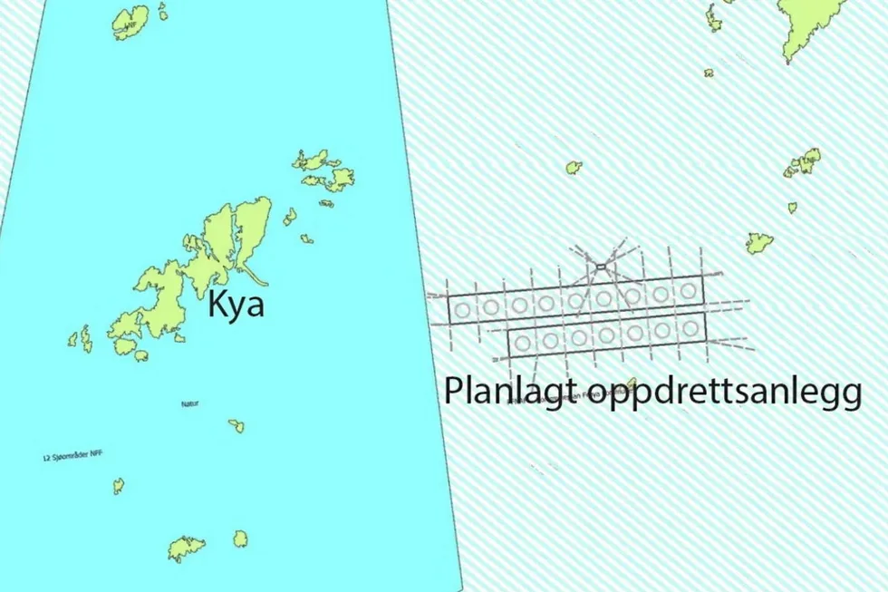 Kartet viser fiskeværet Kya og plasseringen av det planlagte oppdrettsanlegget. Grønn markering viser fredet naturområde.