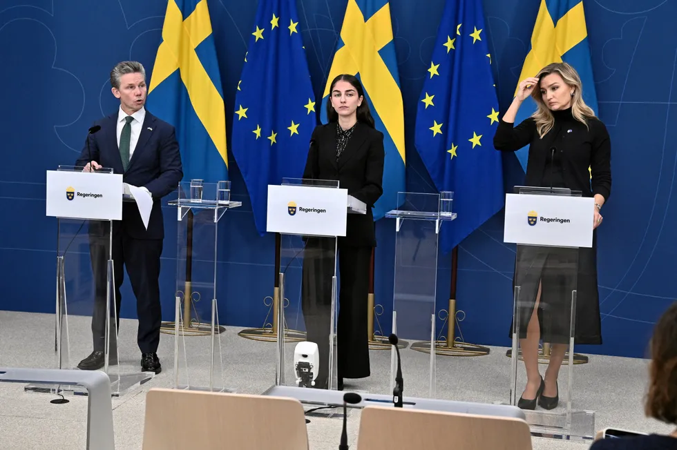 13 av 14 vindparkparker har fått avslag fra den svenske regjeringen, opplyste forsvarsminister Pål Jonson (Moderaterna), miljøminister Romina Pourmokhtari (Liberalerna) og energi- og næringsminister Ebba Busch (Kristdemokraterna) på en pressekonferanse mandag.