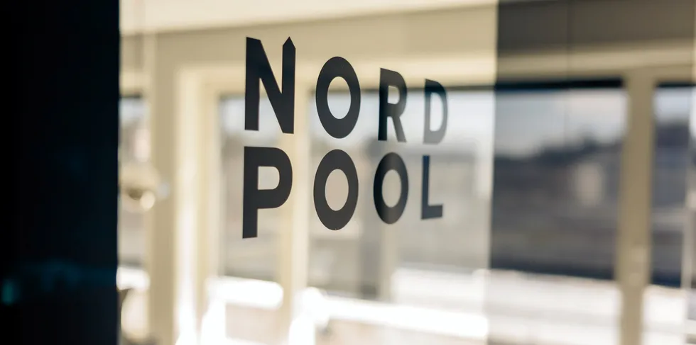 Nord Pool er strømbørsen der kjøpere og selgere av strøm møtes. Dersom det er mer \strømvolum som vil kjøpes enn det som vil selges, settes strømprisen til makspris. Maksprisen er ikke hugget i sten, men endres dersom prisene nærmer seg den definerte maksprisen.