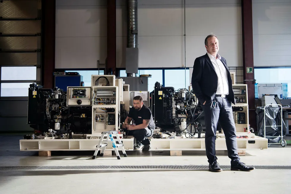 Hans Petter Heggebø vurderte å avvikle selskapet Blueday Technology da riggmarkedet kollapset, men angrer ikke i dag på at han valgte å satse videre. I bakgrunnen medarbeider Macin Stegenta. Foto: Marie von Krogh