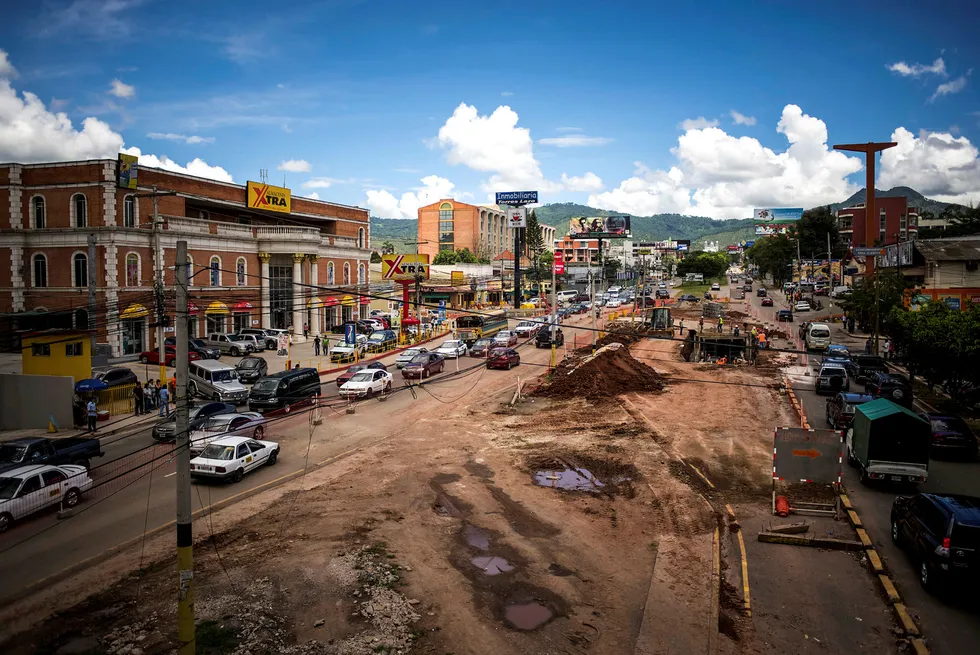 Med forvaltningen av bistandsmidler følger det politisk ansvar. Norfund skyver ansvaret til side når de gjennom sine investeringer styrker den rike makteliten i Honduras, sier forfatterne. Her fra Tegucigalpa, hovedstaden i Honduras. Foto: Meridith Kohut/Bloomberg